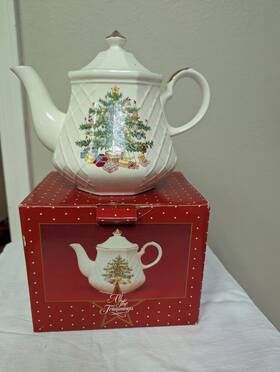 All The Formings 254185297880 Vintage Christmas Ceramic Teapot Festive Tree Presents Raised Lattice