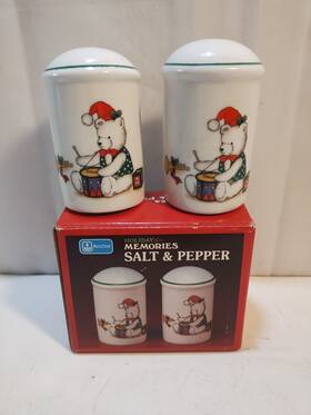 Anchor Hocking 076440654295 Salt Pepper Shakers Santa Drum Bear Christmas Holiday Memories