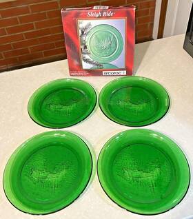 1539 Arcoroc 026102403280 Set Of 4 Green Xmas Sleigh Ride Through The Woods 7.5 Inch Dessert Plates