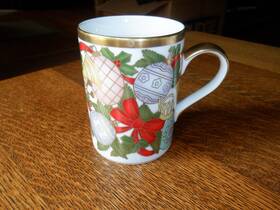54886 Christian Dior Christmas Gold Rim Ornament Coffee Tea Mug 1990s