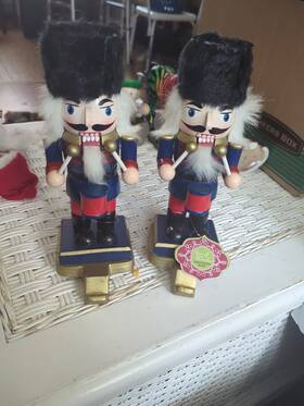 Xm8925 Christmas In New York 2 X Nutcracker Stocking Holder Pair