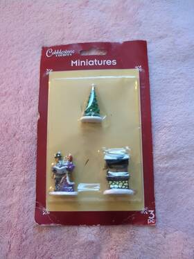 Cobblestone Corners 639277790620 Christmas Winter Village Miniatures Caroling Display-new