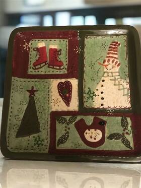 292131 Cracker Barrel 5 Christmas Quilt Square Ceramic Green Burgundy Red 10 Inch Plates