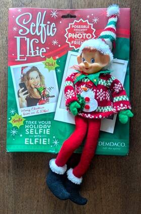 Hl9135009 Demdaco Selfie Elfie Ugly Sweater Christmas Photo Prop 13 Inch Tall Minor Flaw