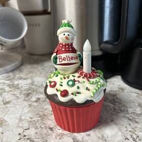 Ganz 661371550138 Snowman Believe Christmas Cupcake Trinket Box Light Up Holiday Decor