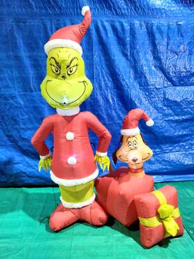 Gemmy 118805 5.5ft Airblown Inflatable Christmas Dr. Seussft Grinch With Max In Gift Scene