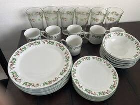 Gibson 085081550736 Vtg Christmas Charm Holly Harmony 30 Pc 6 Place Setting
