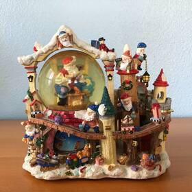 Grand Noel 681131481434 Grandeur Musical Water Globe 2001 Santa Claus North Pole Elf Toys Christmas