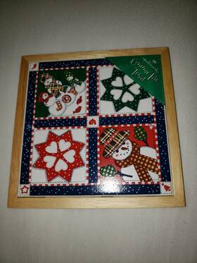 Hallmark 015012383621 New Trivet Christmas Quilt Design Ceramic With Oak Frame 6.75 Inch X