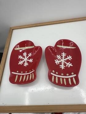 Hallmark 015012883824 Set Of 2 Red Mittens Ceramic Snowflake Serving Dishes Christmas 8 Inch X 5
