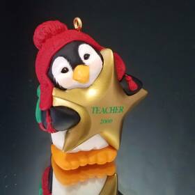 06951 Hallmark Christmas Gold Star Teacher Penguin Keepsake 2000 Ornament