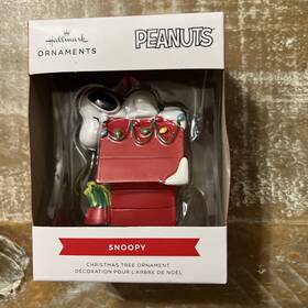 Hallmark 763795839803 Peanuts Snoopy Doghouse Christmas Ornament New Present