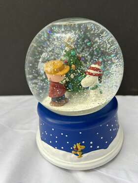 M4789 Hallmark Peanuts Musical Snow Globe 50th Anniversary Christmas Snoopy Charlie