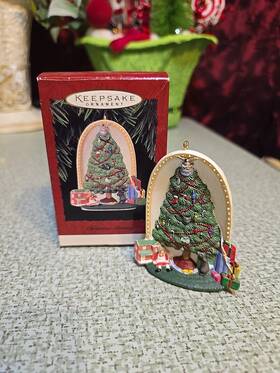 Qx5997 Hallmark Christmas Morning 1995 Ornament Tree Xmas Holiday