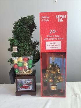 Holiday Style 430001564186 Vintage Pre Lit Christmas Tree 24 Inch Lighted Base Red Truck Design