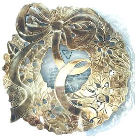 99119500 International Silver Wreath Shaped Trivet For Christmas Buffet Table Silver-plate Tarnished 8-1/8 Inch