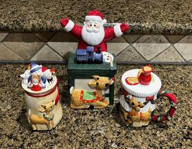 Lenox 091709427335 Rudolph And Santa Christmas Cookie Jar Two Mugs With Toppers Set 2002
