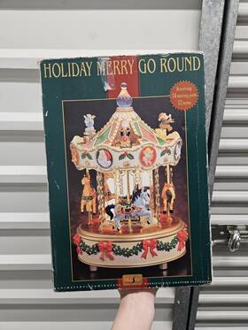 Maisto 090159630081 Christmas Holiday Around The Carousel Musical Animated Merry Go Round