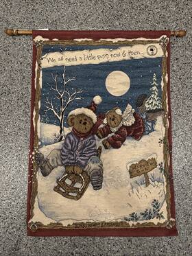 Manual 725734302526 Boyds Bears Enjoy The Ride Aspen Tahoe Sledding Christmas Tapestry Wall Hanging