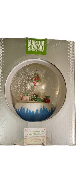 Ms-22663 Martha Stewart Christmas White Polar Bear With Gifts Musical Snow Globe