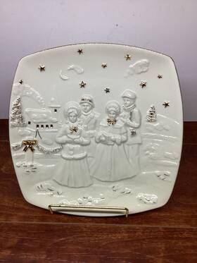 Mikasa 641265312295 Holiday Elegance Caroler Plate Christmas Porcelain Gold Trim New No Box