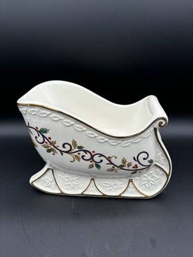 Fk017-702 Mikasa Fk017/702 Fine Porcelain Ribbon Holly Sled Christmas Sleigh Centerpiece