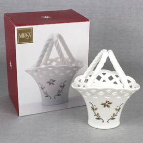 Rl040-755 Mikasa Holiday Lace Basket With Handle Holly Berry Porcelain Christmas 7.5 Inch