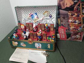 Mr. Christmas 051053007256 Santas Musical Toy Chest 1994 Box