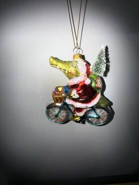 35774318 Northlight Crocodile Santa Glass Christmas Ornament - 4.25 Inch