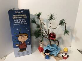 87770 Peanuts Charlie Brown Christmas Tree 24 Inch Tall Non-musical 4 Mcdonalds Figures