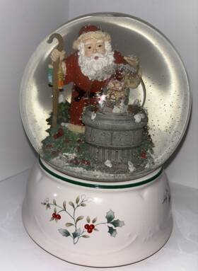 047-526-0 Pfaltzgraff Christmas Santa Winterbury Musical Snow Globe 4th In Series 2001