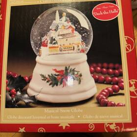247-152-00 Pfaltzgraff Vintage 2000 Christmas Heritage Musical Snow Globe - Deck The Halls