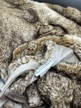 1414465 Pottery Barn Luxe Faux Fur 60 Inch Christmas Tree Skirt Brown Tan Nature Forest Soft