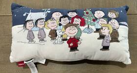 53077 Pottery Barn Potterybarn Peanuts Pillow Christmas Lumbar 12x24 Inch Charlie Brown