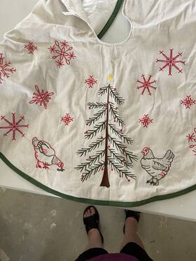 Red Shed 843336130849 Christmas Tree Skirt - Farmhouse Chickens Embroidered New