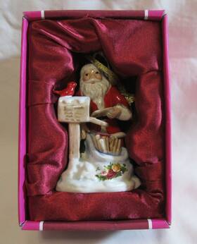 Royal Albert 652383720855 1962 Old Country Roses Musical Xmas Santa Mailbox Decoration