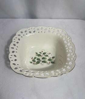 200433 Royal Limited Home For The Holidays/royal Ltd. Ftholly Holidayft Christmas China Dinnerware