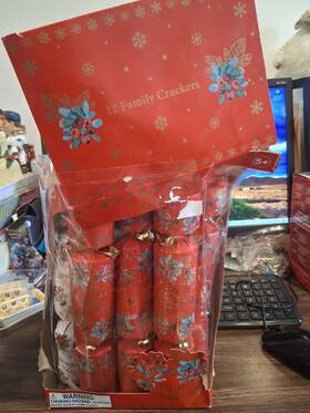 753788 Rsw Christmas Festive Fun Premium Crackers 11 Packs Red And White