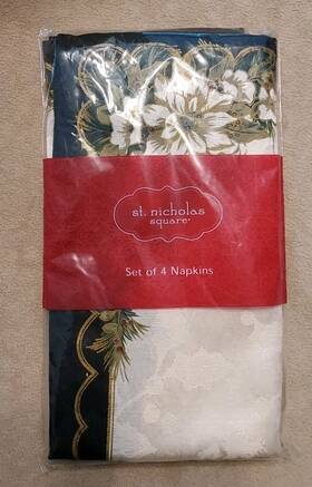 64765 St Nicholas Square Kohls 4 Napkins New Poinsettias Holly Holidays Christmas