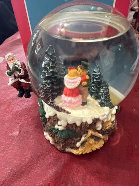 Studio 5 091748595606 Vintage 1977 Christmas Musical Resin Snowglobe D-5956 6 Inch Tall Anthropom