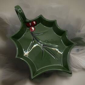 Ppp-sq-791969 Temptations Temp-tations By Tara Inch Cardinal Holly Leaf Serving Plate 11 Christmas