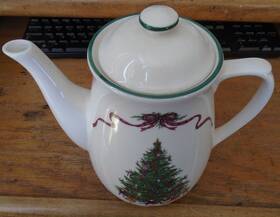 250063 The Cellar Vintage Macys O Tannenbaum Christmas Tea Pot Coffee Crazing