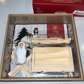 Worthy Kids 781546034223 The Giving Manger Box Set Book Baby Jesus Straw Christmas Family Tradition