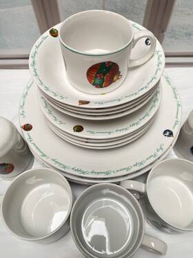 Yuletide Traditions 012495663073 18 Pc Porcelain Christmas Dinnerware Set Iob