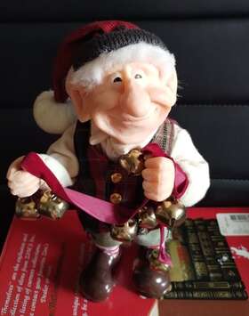 20022 Zims Clifford The Elf Holding Sleigh Bells Christmas Figurine With Original Box