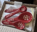 Christmas Holiday Measuring Spoons Ceramic Set Of 4 Snow Flake Red White. Fixed Price $7.99.