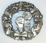 Peace On Earth Christmas Wreath Trivet Home For The Holidays Macy's 1995 SN1629. Fixed Price $29.71.