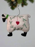 Primitive Christmas Handcrafted Felt 10 Rustic Sheep W/ Wreath Ornament. Fixed Price $15.00.
