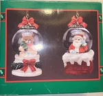 Snow Song's Duo House Of Lloyd Christmas Around The World Globes. Fixed Price $11.50.