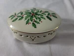 Lenox Holiday Holly & Berries Pierced Trinket Box With - Euc Free Shipping. Fixed Price $24.97.
